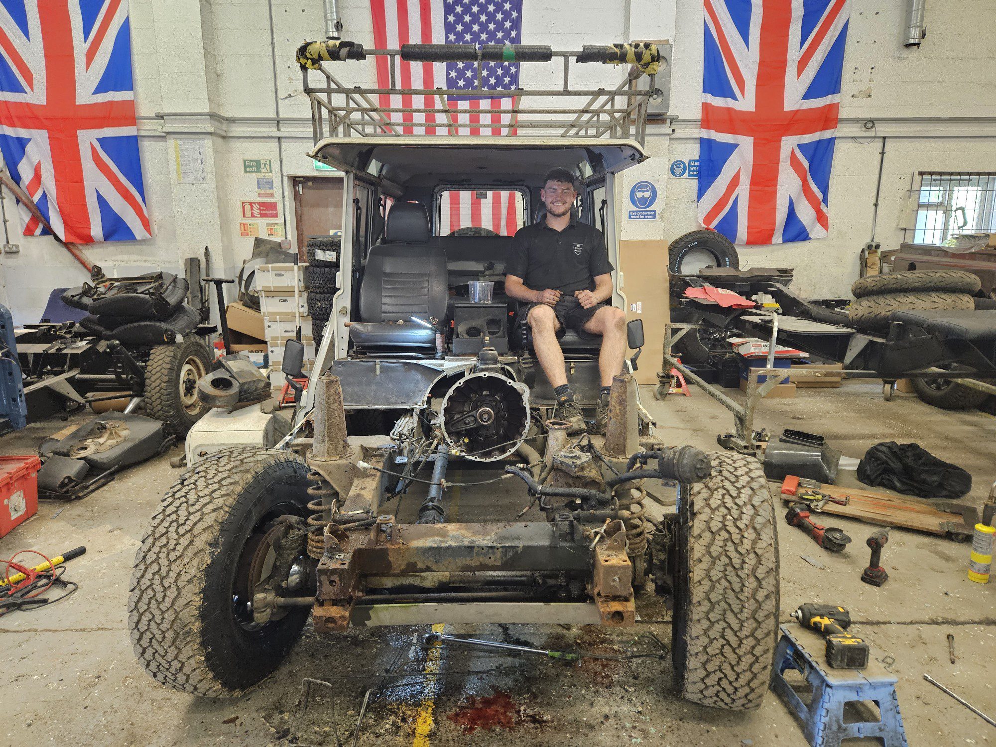 Een afbeelding van een handmatig dak in een Land Rover Defender 110